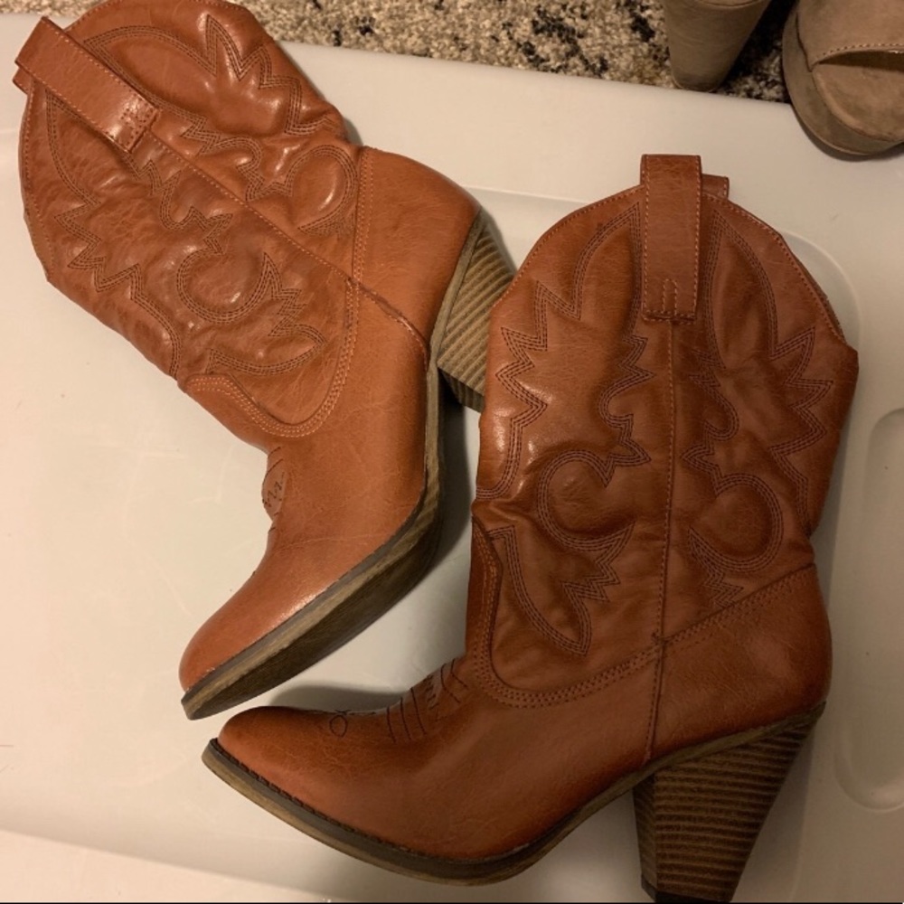 SOLD‼️Mia cowgirl boots 🍁
